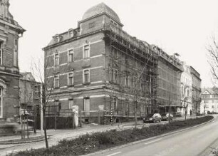 Radeberg, Wohnhaus : Radeberg. Wohnhaus (zum Teil eingerüstet). Dresdner Straße 11. bezeichnet 1897. Straßenansicht