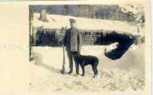 Oberst mit Hund vor Blockhaus, Russland