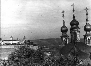 Mariä Heimsuchung : Blick über die Kuppel der Wallfahrtskirche Mariä Heimsuchung in Richtung der Festung Marienberg