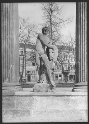 Potsdam, Stadtschloss, Kolonnade, Ringergruppe, stehender Fechter mit Schild.