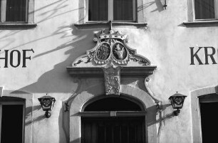 Heitersheim: Wappen über dem Eingang Gasthof Krone