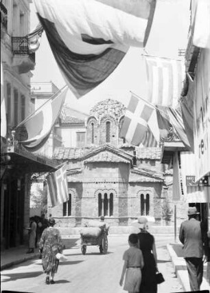 Athen: beflaggte Straße mit Kapnikarea-Kirche