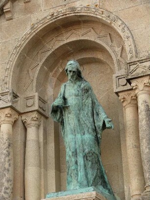 Christusfigur : Blick auf eine segnende Christusfigur an der Fassade der Wallfahrtskirche. Aufgenommen im Februar 2008. Foto: Uwe Gerig