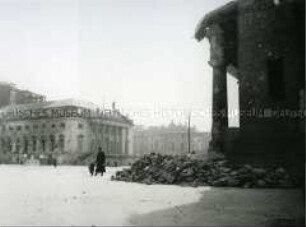 Unter den Linden, zwischen Opernhaus und der Neuen Wache von Schinkel, Berlin-Mitte
