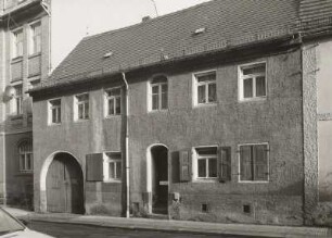 Radeberg, Wohnhaus : Radeberg. Wohnhaus mit Tordurchfahrt und Hinterhaus. Dr.-Wilhelm-Külz-Straße 13 (Anfang 19. Jahrhundert). Straßenansicht
