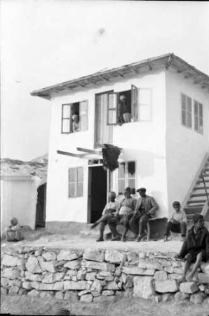 Baltschik: Sitzende am türkischen Haus