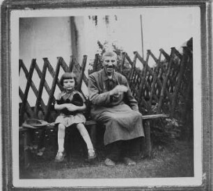 Der Tischler Otto Schreiter aus Großolbersdorf mit Kind vor seinem Haus : Der Tischler Otto Schreiter aus Großolbersdorf/ Erzgebirge mit Kind vor seinem Haus