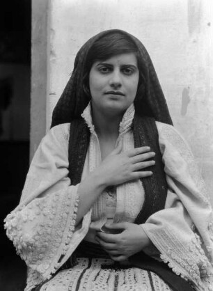 Frau in griechischer Tracht