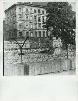 Blick nach Ost-Berlin auf Sektorengrenze und Mauer an der Kreuzberger Heinrich-Heine-Straße