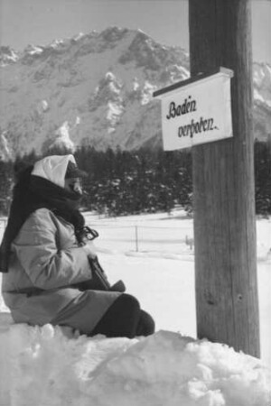 Mittenwald: Spitzli im Schnee, Baden-verboten-Schild