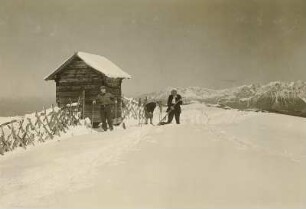 Kitzbüheler Alpen. Die Kor-Kapelle am Nachsöllberg. Im Hintergrund das Kaisergebirge. Ansicht mit Skiläufern
