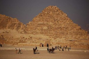 Kairo - kleinere Pyramiden bei Gizeh : Kleinere Pyramiden in Gizeh neben der großen Cheops-Pyramide, aufgenommen 2006 bei Kairo