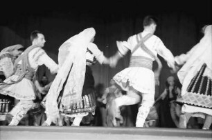 Bukarest: Aro Lichtspielhaus: Rumänische Folkloregruppe
