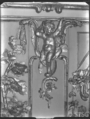 Potsdam, Neues Palais, Oberes Fürstenquartier, Oberes Konzertzimmer, R.: 260, Westwand: Putto rechts des mittleren Spiegels.