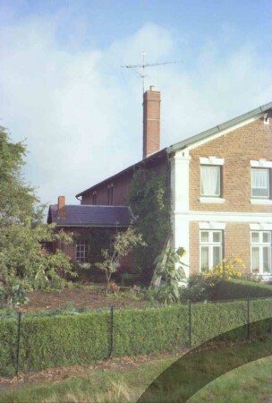 Hoisbüttel: Lübecker Straße 19: giebelständiges Bauernhaus aus Backstein: Traufseite mit kleinem Anbau