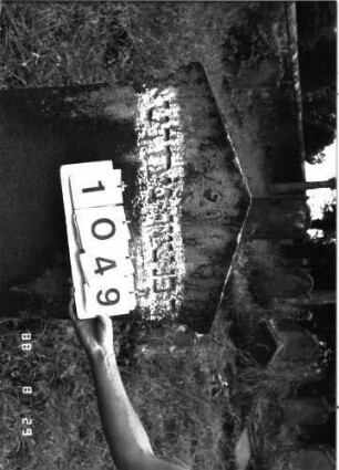 Grabstein 1049 (Index: 100098948) Maße HxBxT: 125x56x10 cm Besonderheit: kulturhistorisch wertvoll / hist.-wiss. Gründe (Gemeindestellung): Grabstein 1049 (Detailaufnahme)