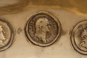 Denar des Vespasian mit Darstellung des Kaisers auf der sella curulis, 74 n. Chr.