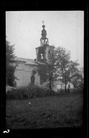 Șerbești (?) [an der Putna (=Fluss)] (Rumänien): "zerschossene Kirche" (Distanzaufnahme)