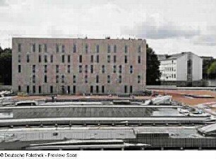 Baustelle Sächsische Landesbibliothek - Staats- und Universitätsbibliothek Dresden, Zentralbibliothek. Gestaltung der Außenanlagen zwischen Nordriegel und Südriegel. Blick über das Glasdach des Zentralen Lesesaales auf den Südriegel : Dresden-Räcknitz, Zellescher Weg 18. Baustelle Sächsische Landesbibliothek - Staats- und Universitätsbibliothek Dresden, Zentralbibliothek. Gestaltung der Außenanlagen zwischen Nordriegel und Südriegel. Blick über das Glasdach des Zentralen Lesesaales auf den Südriegel