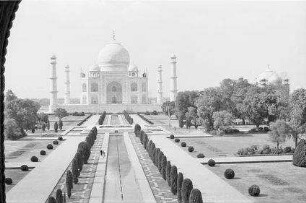 Keine Beschreibung [Agra: Taj Mahal, Mausoleum vom Torhaus]