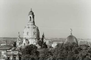 Ausstellungsgebäude des Sächsischen Kunstvereins : Blick aus der 12. Etage des Hotels "Am Terrassenufer", Terrassenufer 12, gegen Frauenkirche und Kuppel des Ausstellungsgebäudes des Sächsischen Kunstvereins