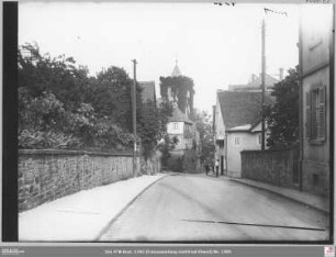 Falkensteiner Straße in Kronberg von Norden, im Hintergrung evangelische Kirche