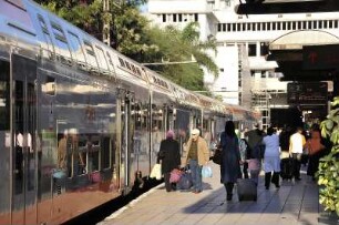 Nahverkehrszug am Bahnsteig : Auf dem Bahnhof Rabat-Ville steht ein Nahverkehrszug, aufgenommen am 06.11.2008