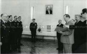 Friedrich Dickel bei einer Auszeichnungs-Veranstaltung (?)