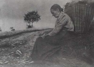 Alte mit Tragkorb am Weg sitzend : Alte mit Tragkorb am Weg sitzend, Aufnahme um 1900