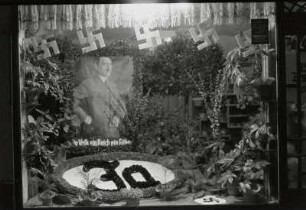 Roßwein. Schaufensterdekoration des Blumengeschäftes Köhler zur Volksabstimmung "Anschluss" Österreichs am 10.4.1938 mit Hitlerportrait, Hakenkreuzen und Topfpflanzen