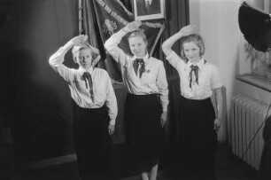 Aufnahme von Schülerinnen und Schülern einer Schule in Berlin-Köpenick in die Pionierorganisation / Verleihung der Thälmann-Pionier Halstücher
