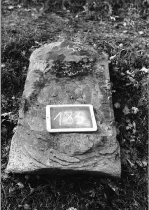 Grabstein 183 (Index: 100090509) Material: Sandstein Zustand: beschäd. /abgeblätt. /fast völl. Textverlus Maße HxBxT: 0x0x0 cm Beschreibung: Stele: Grabstein 183