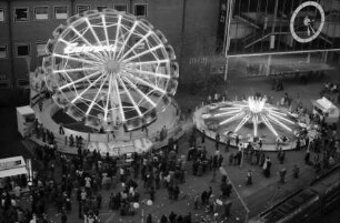 Basel: Karussells, von oben, abends