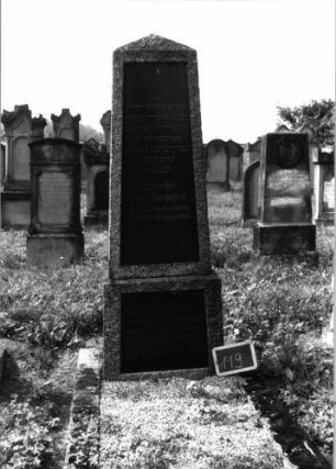 Grabstein 119 (Index: 99937075) Material: Granit, schwarze Marmorplatten Zustand: gut Maße HxBxT: 204x54x27 cm Beschreibung: Obelisk, Sockel, Schriftplatten: Grabstein 119