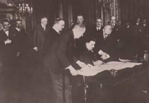 Französisch-sowjetischer Nichtangriffspakt 1932. Unterzeichner Edouard Herriot : Französisch-sowjetischer Nichtangriffspakt 1932. Der französische Ministerpräsident Edouard Herriot bei der Unterzeichnung in Paris am 29. November 1932.