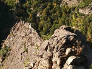 Steil aufragende Felsformationen über dem Bodetal bei Thale im Harz
