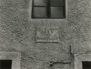 Dresden-Omsewitz, Altomsewitz 11. Vierseithof (1768, 1885), Stallscheune (1885), Inschrifttafel mit Erbauungsdaten