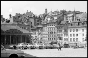 Fribourg: Marktplatz mit Parkplatz und Brunnen