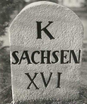Deutsch-böhmischer Grenzstein (Ende 19. Jahrhundert). Deutschneudorf, Talstraße. Vorgarten eines Grundstücks