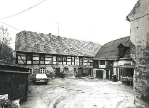 Meißen, Dresdner Straße 34. Dreiseithof (bezeichnet 1801). Hof mit Wohnstallhaus und Quergebäude