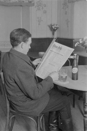 Die sorbische Zeitung Nowa doba wird abonniert. : Nowa doba, nowiny za serbski lud so abonuje.