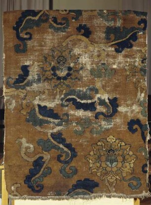 Teppichfragment mit Lotusblüten und Laubwerk