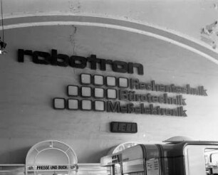 Bahnhof Dresden-Neustadt. Empfangsgebäude, Schalterhalle. Werbe-Leuchtschrift für Rechentechnik, Bürotechnik und Meßelektronik von robotron an der Nordostseite : Dresden-Neustadt, Schlesischer Platz 1. Bahnhof Dresden-Neustadt. Empfangsgebäude, Schalterhalle. Werbe-Leuchtschrift für Rechentechnik, Bürotechnik und Meßelektronik von robotron an der Nordostseite