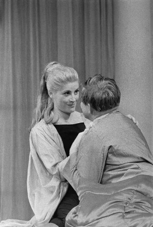 Szenenbilder aus "Amphitryon 38" von Jean Giraudoux. Kammerspiele (Deutsches Theater) Berlin, 16.10.1957 : Mit Wilhelm Koch-Hooge in der Titelrolle, Gisela Uhlen als Alkmene, Judith Harms als Ekklissa, Gisela May als Leda, Waldemar Schütz als Jupiter, Horst Drinda u. a.
