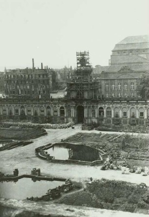 Ruine des Zwingers mit eingerüstetem Kronentor : Dresden-Altstadt. Ruine des Zwingers mit eingerüstetem Kronentor
