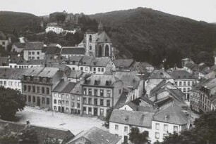 Neuerburg. Stadt gegen Schloß mit Ruine : Neuerburg. Stadt über den Markt mit Pfarrkirche St. Nikolaus gegen den Burgberg (Schloß mit Ruine)