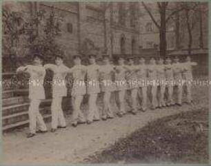 Königliche Militär-Turnanstalt zu Berlin, Winterkurs 1894/1895 - lustiges Gruppenbild von Offiziersschüler beim Exerzieren im Ballettschritt