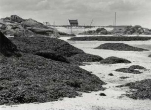 Ebbe an der Küste bei Trégastel, Bretagne