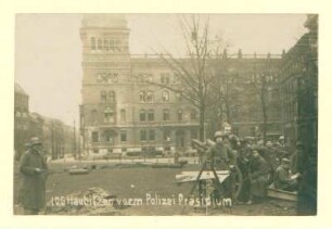 Novemberrevolution: "10.5 Haubitzen vorm Polizei Präsidium."