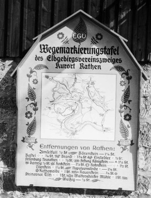 Wegemarkierungstafel im Kurort Rathen